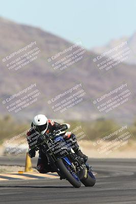 media/Oct-30-2025-Racers Edge (Thu) [[dabbdaf680]]/3-B Group/Session 2 (Turn 14)/